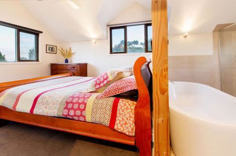 BAY VIEWS On MANNA DROMANA - Accommodation Directory 1