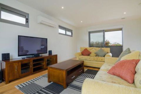 PIER 55 DROMANA... - Accommodation Directory 6