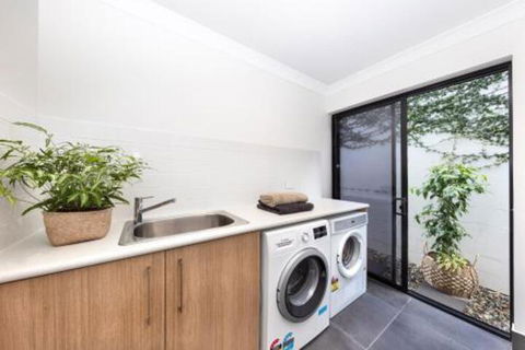 WINDFALL In PALM COVE - Accommodation Directory 2