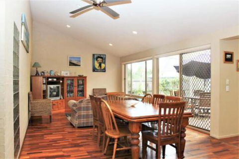 BEACHSIDE VILLA 2 - Accommodation Directory 0