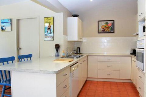BEACHSIDE VILLA 2 - Accommodation Directory 2