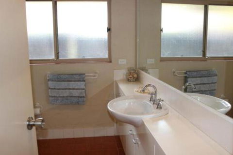 BEACHSIDE VILLA 2 - Accommodation Directory 5