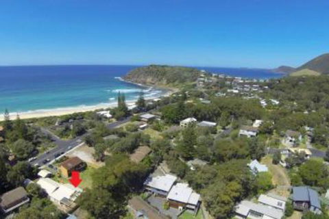 BEACHSIDE VILLA 2 - Accommodation Directory 6