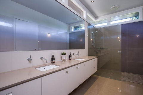 Kalina Retreat Tennis & Pool - Accommodation Directory 3