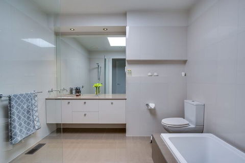 Kalina Retreat Tennis & Pool - Accommodation Directory 7