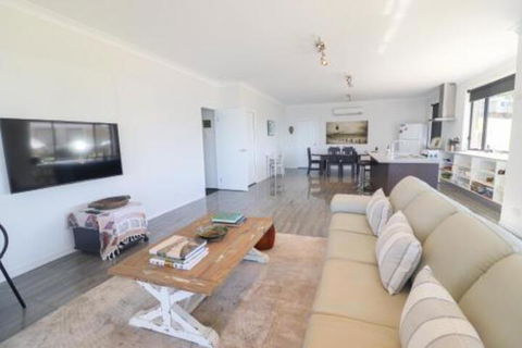 Elysium Lakehouse - Accommodation Directory 7