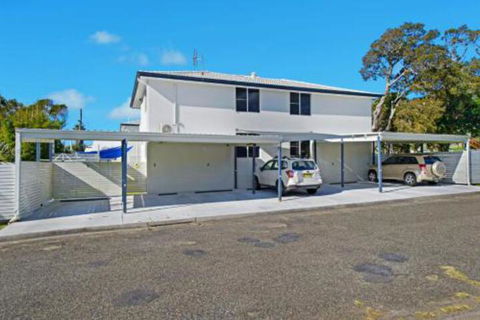 WAVES On MAIN 4 / 1 MAIN STREET - Accommodation Directory 3