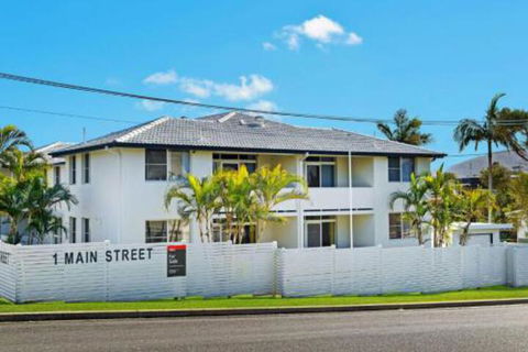 WAVES On MAIN 4 / 1 MAIN STREET - Accommodation Directory 4
