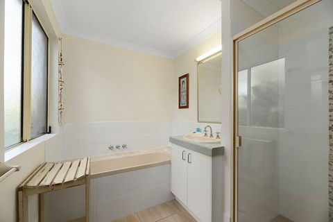 Fabulous Pet Friendly Family Home - 3 Carribean Court - Accommodation Directory 2