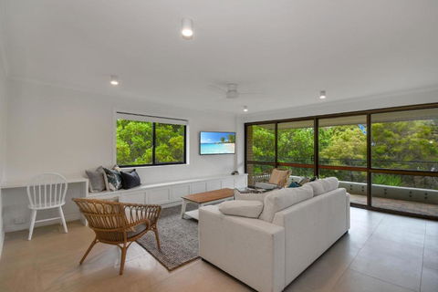BEAUTIFULLY RENOVATED OCEANSIDE APARTMENT Lamer 9 - Accommodation Directory 6