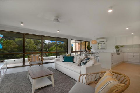 BEAUTIFULLY RENOVATED OCEANSIDE APARTMENT Lamer 9 - Accommodation Directory 5