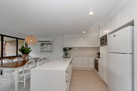 BEAUTIFULLY RENOVATED OCEANSIDE APARTMENT Lamer 9 - Accommodation Directory 1