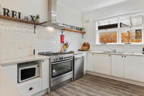White On Wright Clare - Accommodation Directory 7