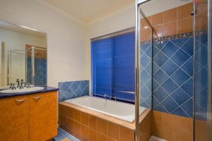 Altona Meadows VIC Accommodation Directory