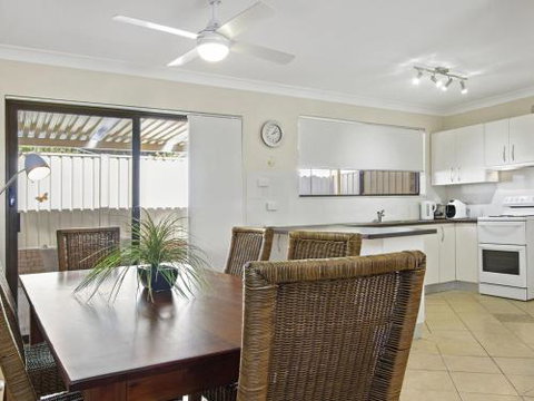 DAVIES STREET MOLLYMOOK 4 / 14 - Accommodation Directory 2