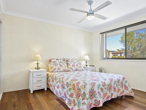 DAVIES STREET MOLLYMOOK 4 / 14 - Accommodation Directory 6