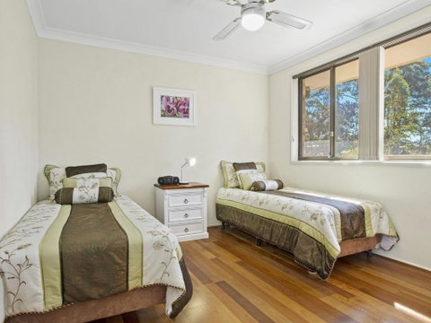DAVIES STREET MOLLYMOOK 4 / 14 - Accommodation Directory 3