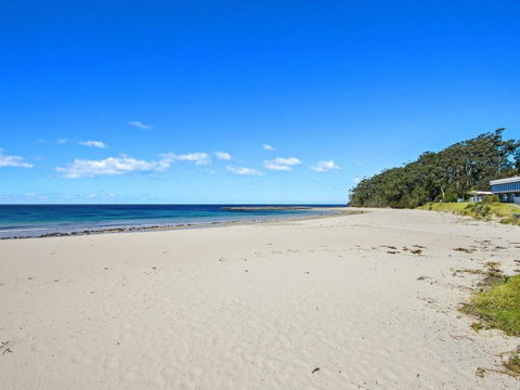 DAVIES STREET MOLLYMOOK 4 / 14 - Accommodation Directory 4