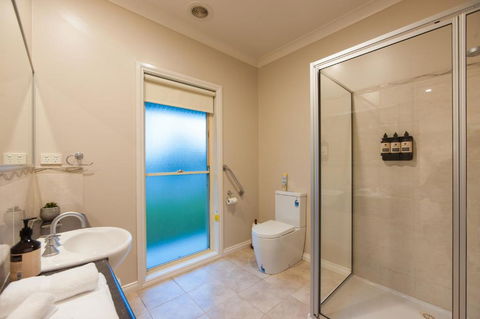 Simms Retreat - Accommodation Directory 4