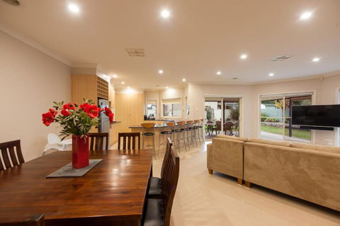 Simms Retreat - Accommodation Directory 5