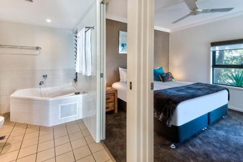 Oasis Apartments - Accommodation Directory 4