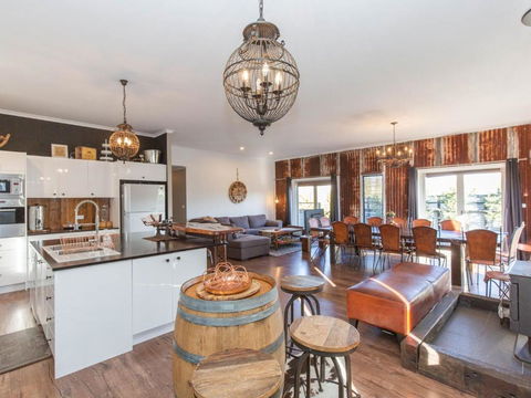 Oak & Barrel / 7 Twynam Street - Accommodation Directory 4