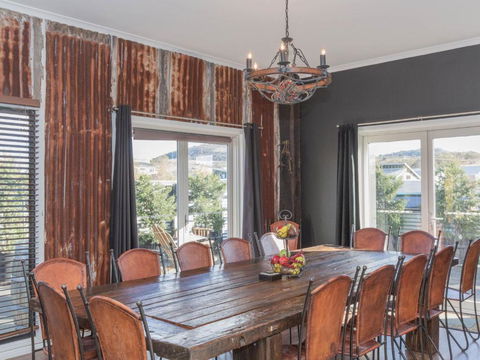 Oak & Barrel / 7 Twynam Street - Accommodation Directory 5