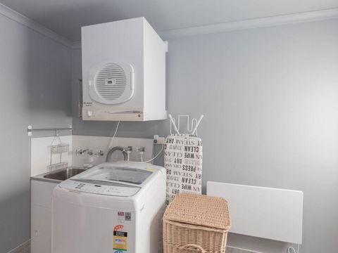 Oak & Barrel / 7 Twynam Street - Accommodation Directory 1