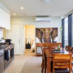 ON TOP Of THE WORLD BEST VIEWS In MELBOURNE !! - Accommodation Directory 0