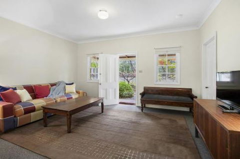 THE TEACHERS COTTAGE - Accommodation Directory 3