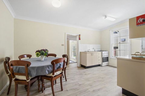 THE TEACHERS COTTAGE - Accommodation Directory 1