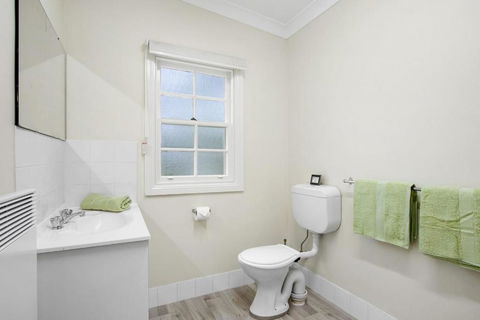 THE TEACHERS COTTAGE - Accommodation Directory 2