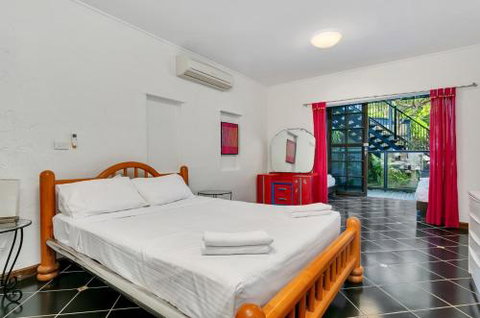 SANTORINIatPALM COVE - Accommodation Directory 5