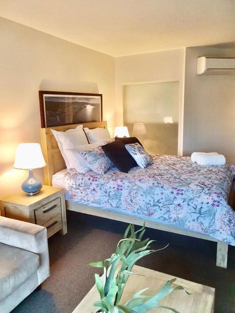 FAMILY ISLAND GETAWAY BEACHFRONT APARTMENT - Accommodation Directory 1