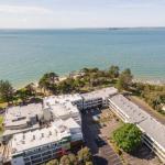 FAMILY ISLAND GETAWAY BEACHFRONT APARTMENT - Accommodation Directory 0