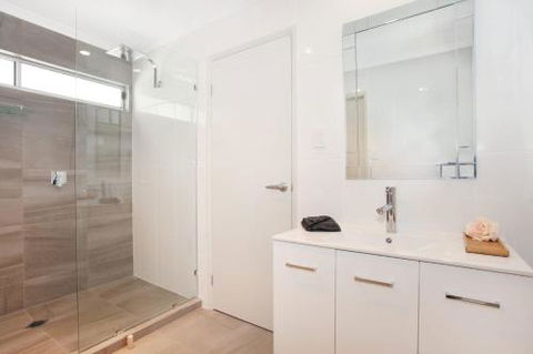 BEACH SHOPS & FABULOUS VACATION HOME! - Accommodation Directory 3
