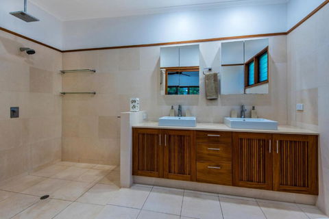 Uisce Luxury Holiday House With Jacuzzi Pool Table Cinema Premium Foxtel & Two Buggies - Accommodation Directory 1