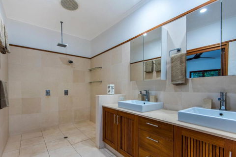 Uisce Luxury Holiday House With Jacuzzi Pool Table Cinema Premium Foxtel & Two Buggies - Accommodation Directory 5