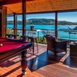 Uisce Luxury Holiday House With Jacuzzi Pool Table Cinema Premium Foxtel & Two Buggies - Accommodation Directory 0