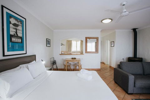 Canal Rocks Beachfront Apartments - Accommodation Directory 3