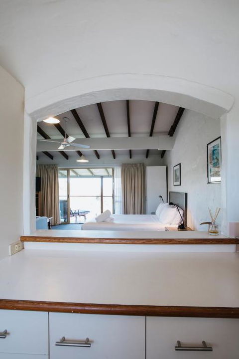 Canal Rocks Beachfront Apartments - Accommodation Directory 2