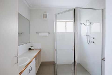 Canal Rocks Beachfront Apartments - Accommodation Directory 6