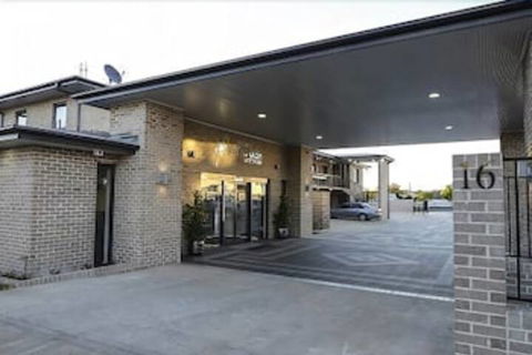 Aastro Dish Motor Inn - Accommodation Directory 1