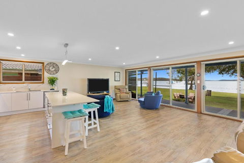 Kalimna Lakeside Living - Accommodation Directory 2