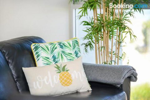 Bayline Beachfront Apartment No 4 - Accommodation Directory 6