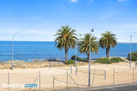 Bayline Beachfront Apartment No 4 - Accommodation Directory 2