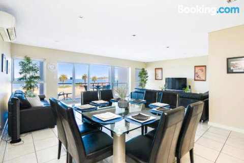 Bayline Beachfront Apartment No 4 - Accommodation Directory 4