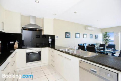 Bayline Beachfront Apartment No 4 - Accommodation Directory 3