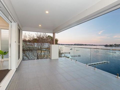 Absolute Waterfront Lakehouse Fishing Point Waterfront Pool Jetty - Accommodation Directory 4