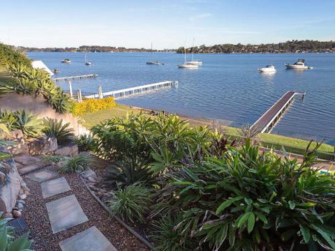 Absolute Waterfront Lakehouse Fishing Point Waterfront Pool Jetty - Accommodation Directory 6